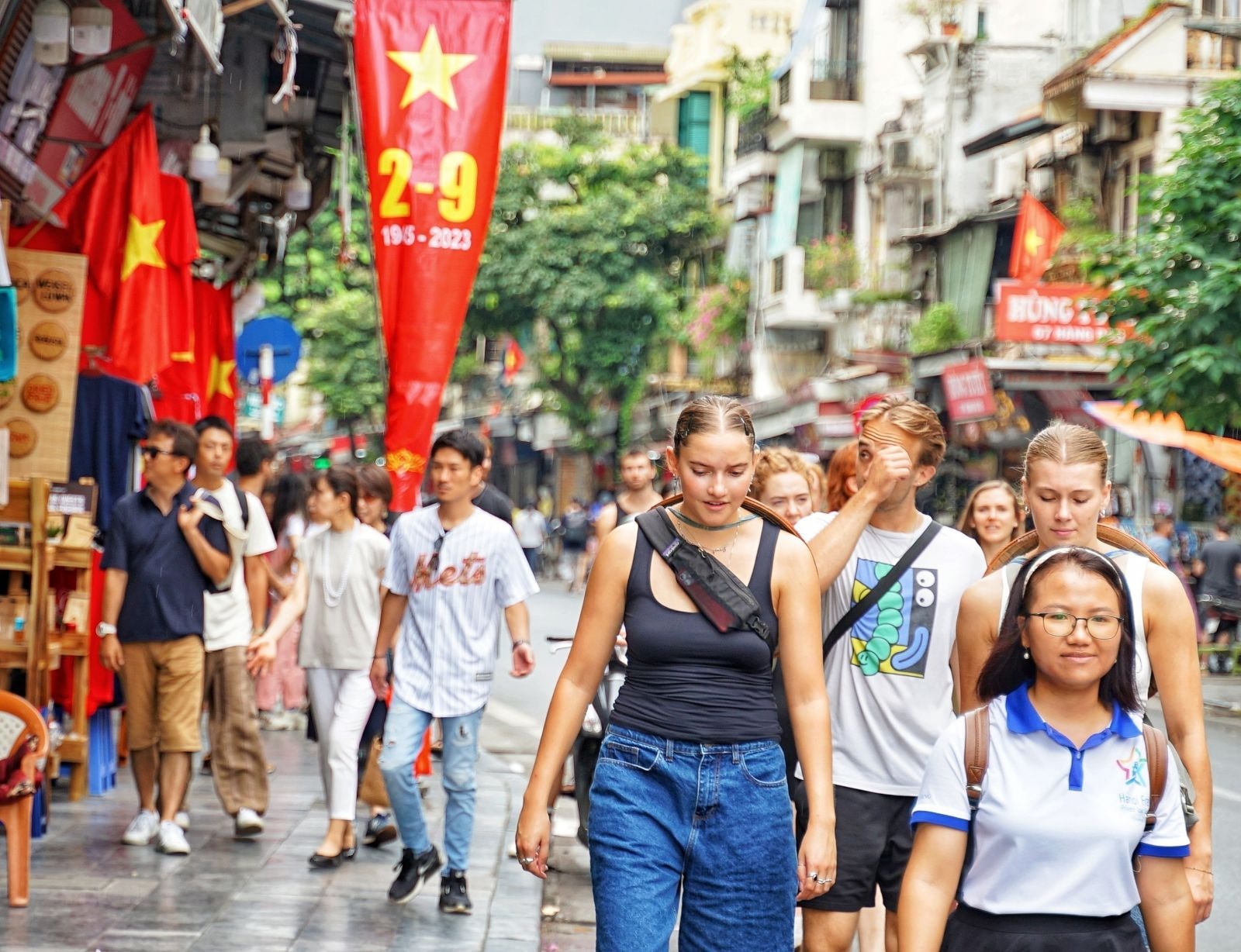 Hà Nội cần tập trung các giải pháp nhằm tăng mức chi tiêu và kéo dài thời gian lưu trú của khách du lịch, đặc biệt là khách du lịch quốc tế.