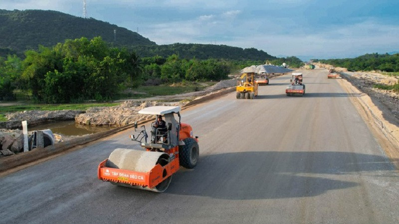 Đầu tư công đang được thúc đẩy giải ngân để hỗ trợ tăng trưởng kinh tế. Ảnh minh họa