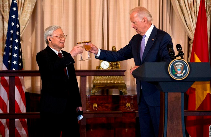 Tổng Bí thư Nguyễn Phú Trọng và ông Joe Biden lúc đang là Phó Tổng thống Mỹ