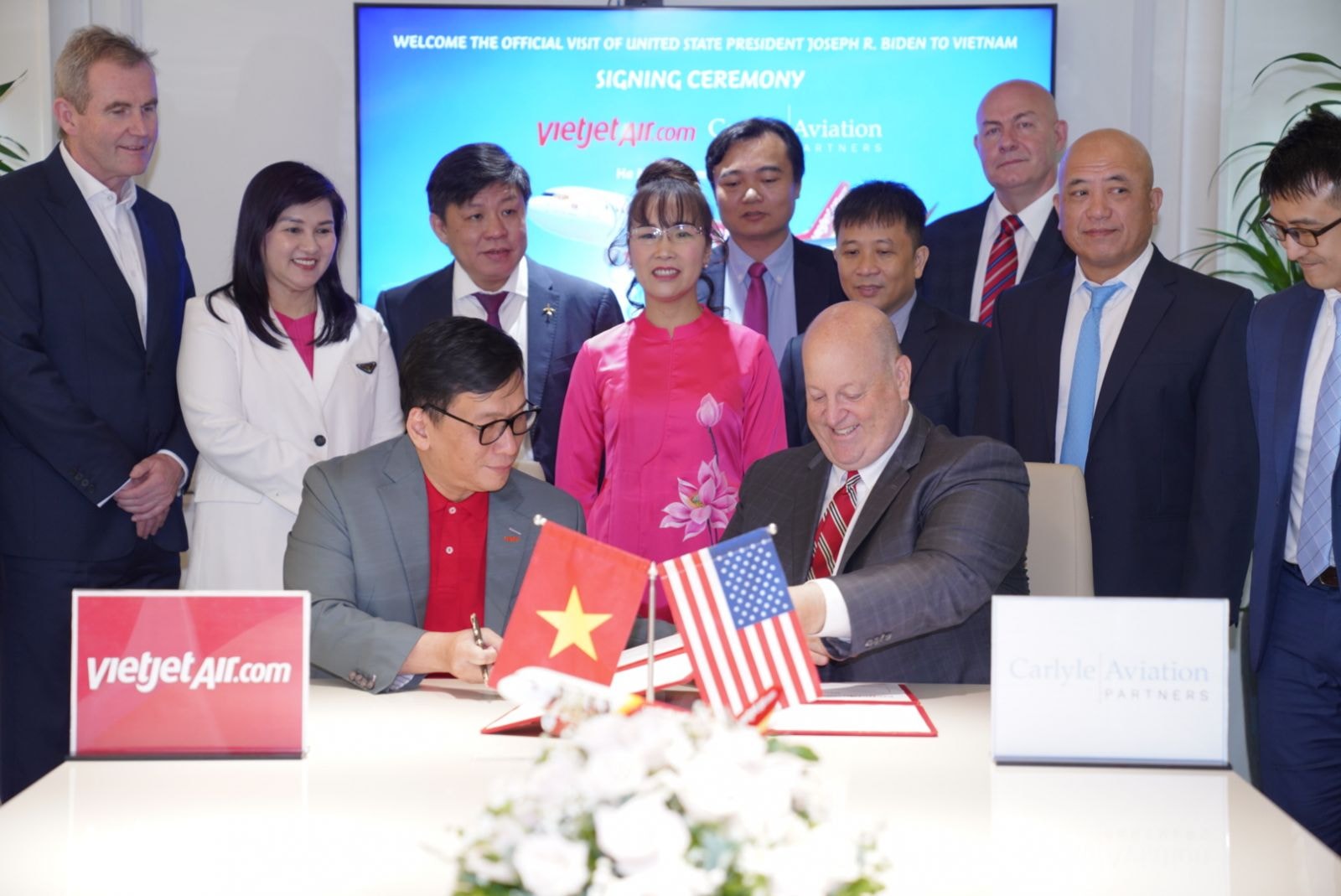 Tổng Giám đốc Vietjet Đinh Việt Phương (trái) và ông Robert Korn, Chủ tịch Carlyle Aviation Partners cùng ký kết thoả thuận tài trợ tàu bay trị giá 550 triệu USD tại Hà Nội 