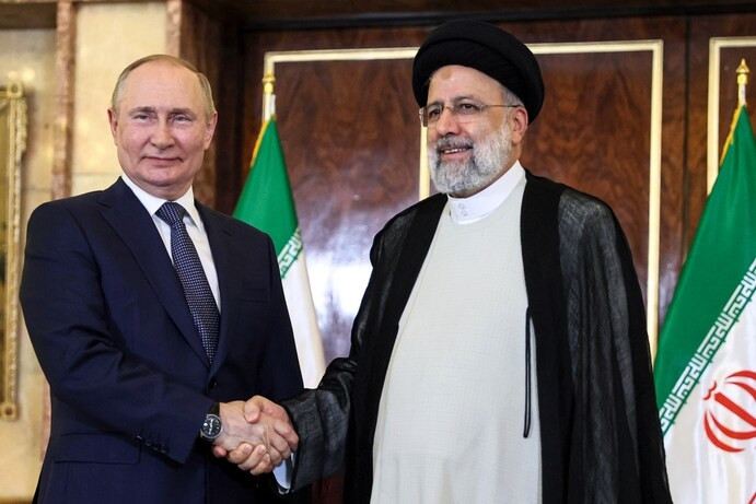 Tổng thống Iran Ebrahim Raisi đón Tổng thống Nga Vladimir Putin tại thủ đô Tehran, tháng 7/2022. Ảnh: AP 