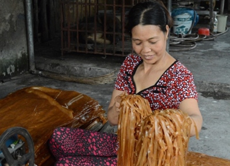 Điều làm nên sức hấp dẫn cho bát bánh đa cua bên cạnh vị nước dùng ngọt thơm và thịt cua béo ngậy, chính là sợi bánh to, dai, mềm và óng đỏ.