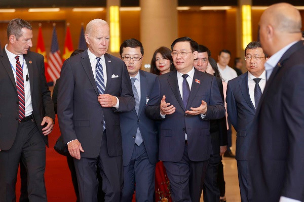 Tổng thống Joe Biden cho biết, trong 36 năm hoạt động nghị viện, ông luôn ủng hộ tăng cường quan hệ Hoa Kỳ với Việt Nam, luôn góp sức bình thường hóa quan hệ giữa hai nước ngay từ ngày đầu thiết lập quan hệ. 