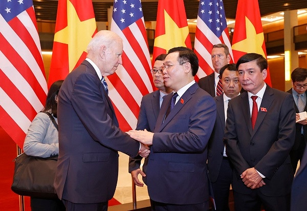 Chủ tịch Quốc hội Vương Đình Huệ bày tỏ vui mừng được chào đón Tổng thống Joe Biden là vị Tổng thống Hoa Kỳ đầu tiên tới thăm Nhà Quốc hội Việt Nam.