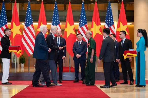 Tại cuộc hội kiến, Chủ tịch Quốc hội Vương Đình Huệ và Tổng thống Joe Biden đã chứng kiến lãnh đạo Hội Cựu chiến binh, Bộ Quốc phòng Việt Nam trao tặng các kỷ vật chiến tranh cho phía Bộ Quốc phòng Hoa Kỳ - hành động có tính biểu tượng và nhân văn sâu sắc.