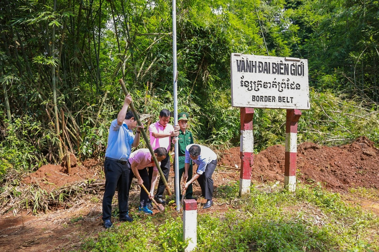 Các tình nguyện viên tham gia lắp đặt trụ đèn của công trình “Ánh sáng biên cương”