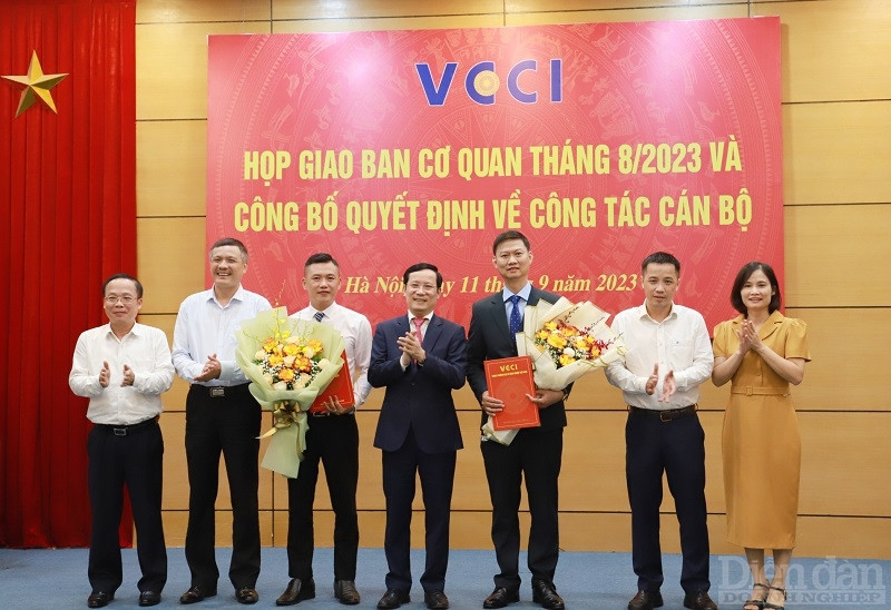 Ngày 11/9, Đảng đoàn, Ban Thường trực VCCI đã công bố và trao các quyết định về công tác cán bộ