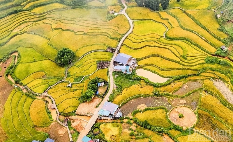 Bầu trời cao trong, nắng vàng dịu ngọt và tiết trời mát lạnh, vì thế, nhiều du khách thân thương dành tặng Sa Pa thời điểm này cái tên 