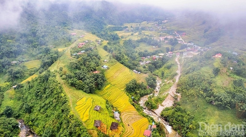 Lao Chải - Tả Van được bao quanh bởi những thửa ruộng bậc thang trải dài tít tắp