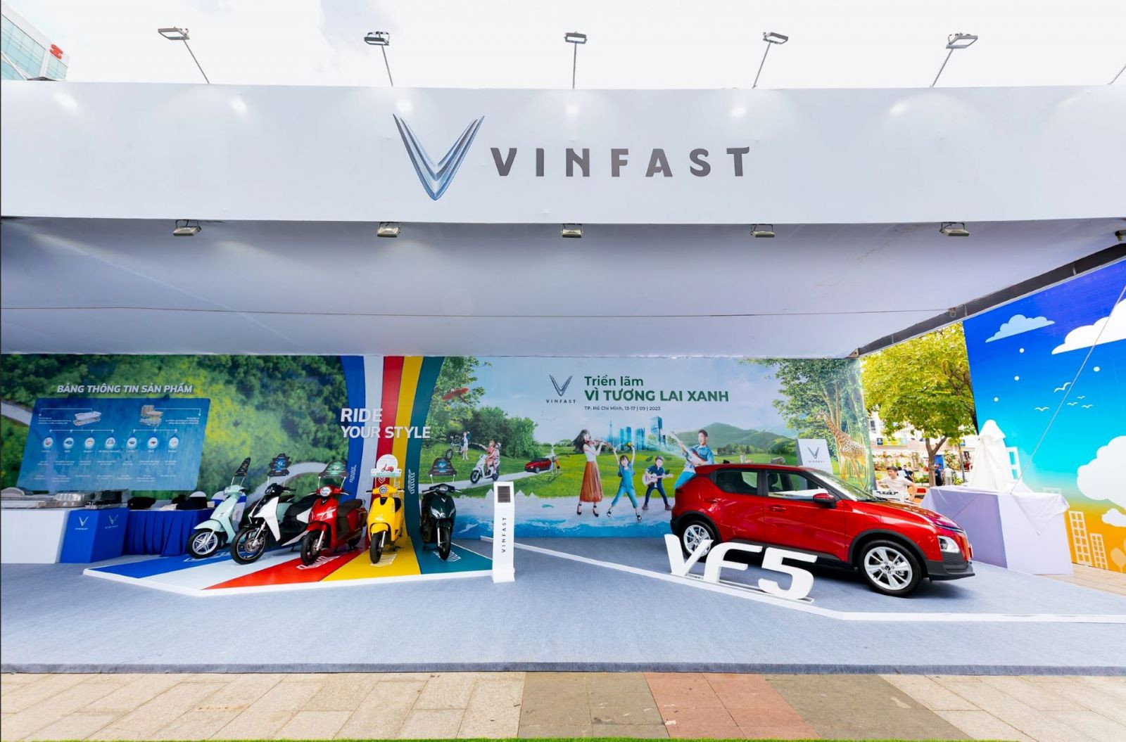 Ô tô điện VinFast VF 5 Plus cùng 5 mẫu xe máy điện tại sự kiện