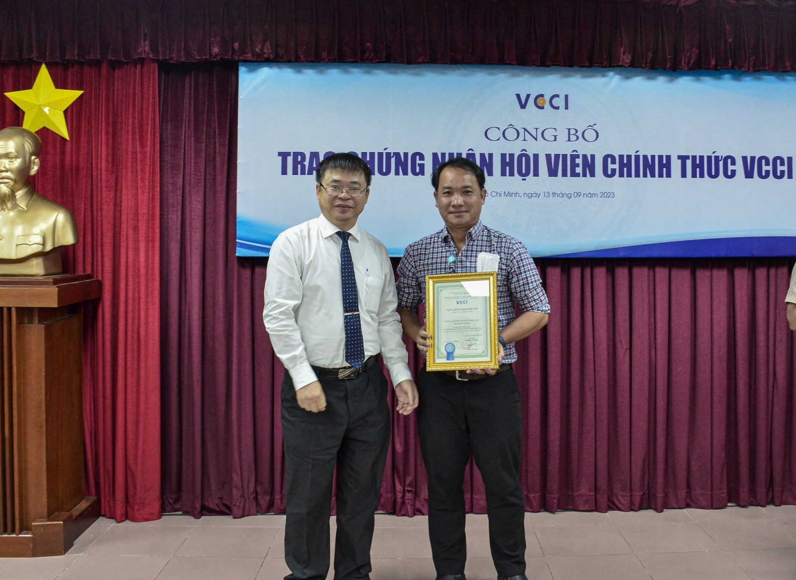 Ông Trần Ngọc Liêm, Giám đốc VCCI-HCM trao giấy chứng nhận cho hội viên mới