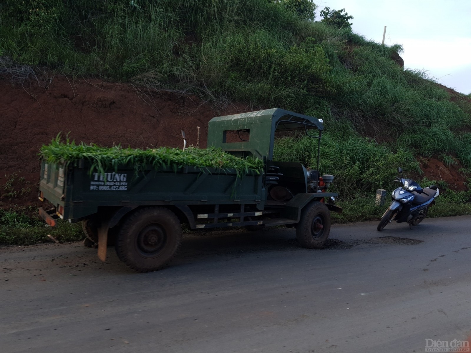 Chiếc xe đang lưu thông thì bị sự cố khi gặp ổ gà