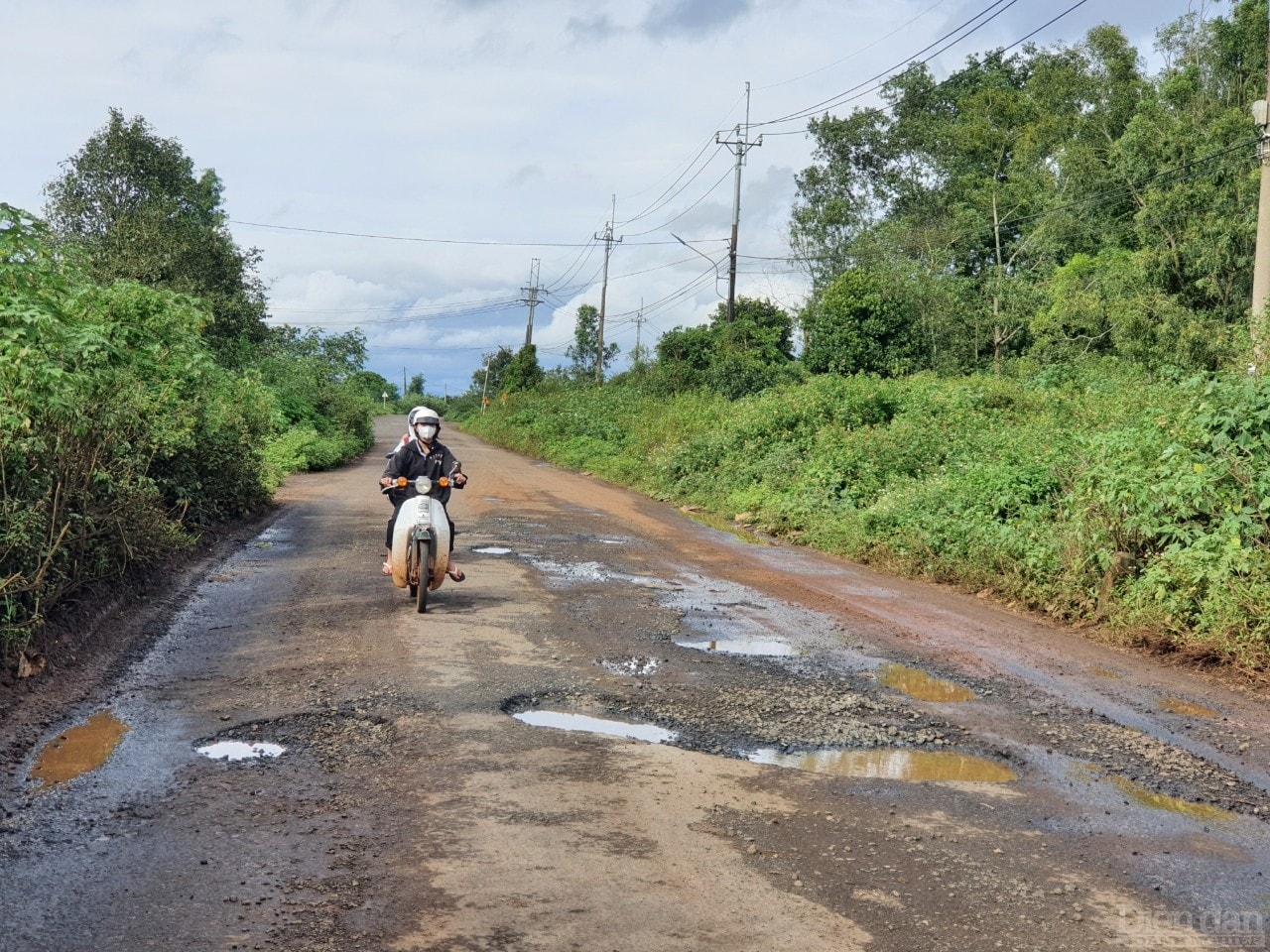 Học sinh đi học cũng phải gánh thêm nỗi lo về an toàn giao thông khi con đường bị ổ voi ổ gà 