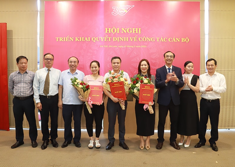 Ông Tống Minh Phương, Phó Trưởng Ban Tổ chức cán bộ VCCI; Ông Nguyễn Linh Anh, Phó Tổng Biên tập Phụ trách Tạp chí lên trao quyết định và tặng hoa cho các đồng chí.