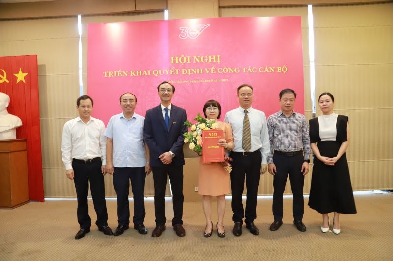 Ông Tống Minh Phương, Phó Trưởng Ban Tổ chức cán bộ VCCI; Ông Nguyễn Linh Anh, Phó Tổng Biên tập Phụ trách Tạp chí lên trao quyết định và tặng hoa đồng chíp/Phó Trưởng Phòng Phụ trách Phòng Trị sự - Tài chính.