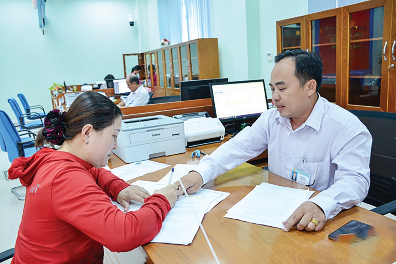   Người dân, doanh nghiệp thực hiện các thủ tục hành chính tại Trung tâm Phục vụ hành chính công 