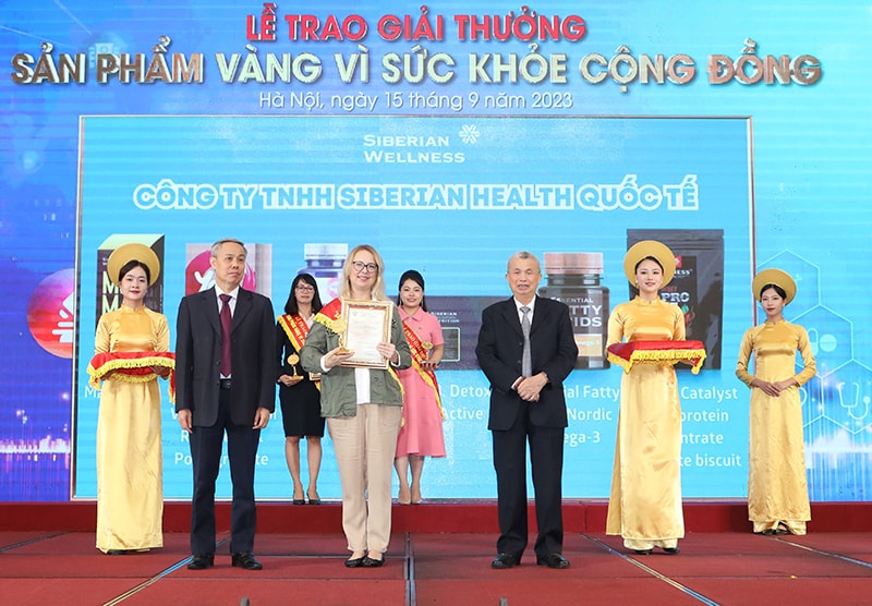  Bà Yulia Belova - Quan ly vung Siberian Wellness trong lễ vinh danh 