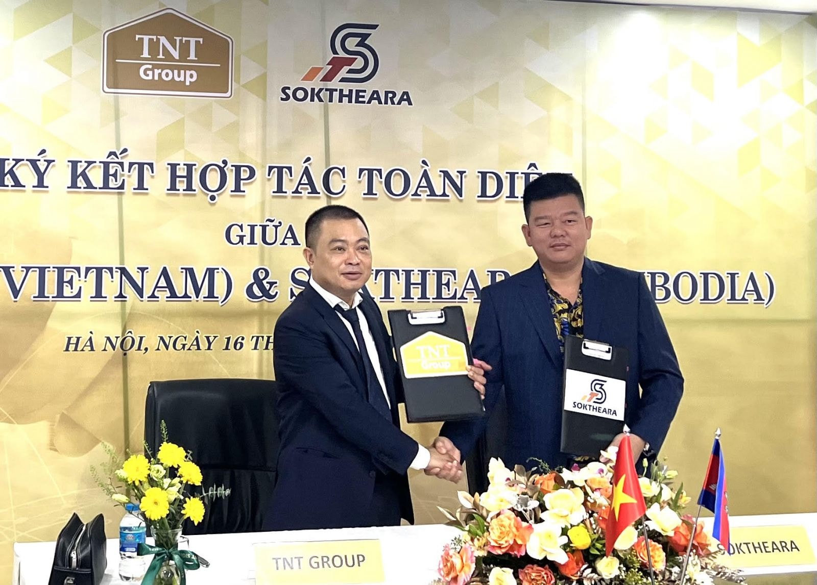 Ông Nguyễn Gia Long, Chủ tịch HĐQT TNT Group ký hợp tác toàn diện với ông Lo Chung, TGĐ Soktheara.