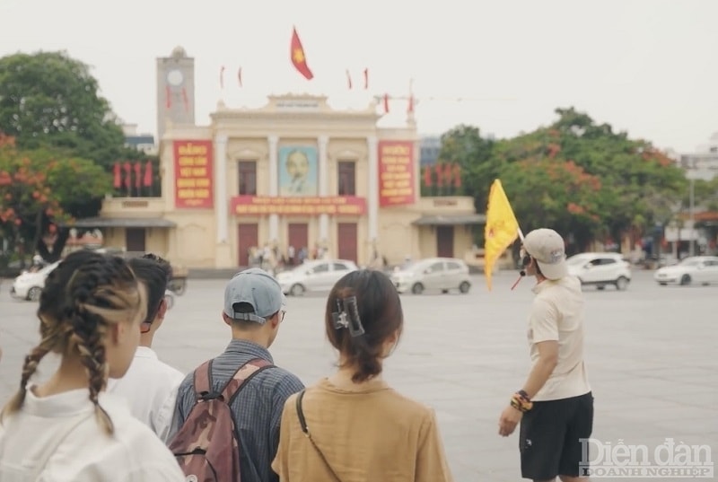 Du khách về Hải Phòng check in tại nhà hát lớn