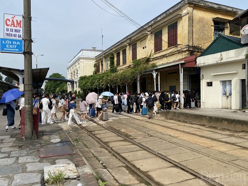 Cứ vào những ngày cuối tuần Hải Phòng thu hút hàng nghìn khách du lịch từ tàu hỏa, xe khách. Limuzi...