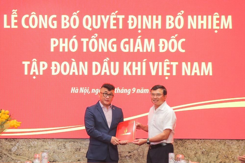 Chủ tịch HĐTV Petrovietnam Hoàng Quốc Vượng trao quyết định bổ nhiệm Phó Tổng Giám đốc Petrovietnam cho đồng chí Phan Tử Giang