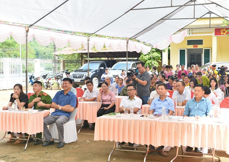 Lễ khởi công có sự tham dự của đại diện lãnh đạo UBND huyện Đà Bắc, xã Nánh Nghê, đại diện Công ty CP Nhựa Thiếu niên Tiền Phong, các đơn vị tài trợ cùng toàn thể nhân dân tại địa phương