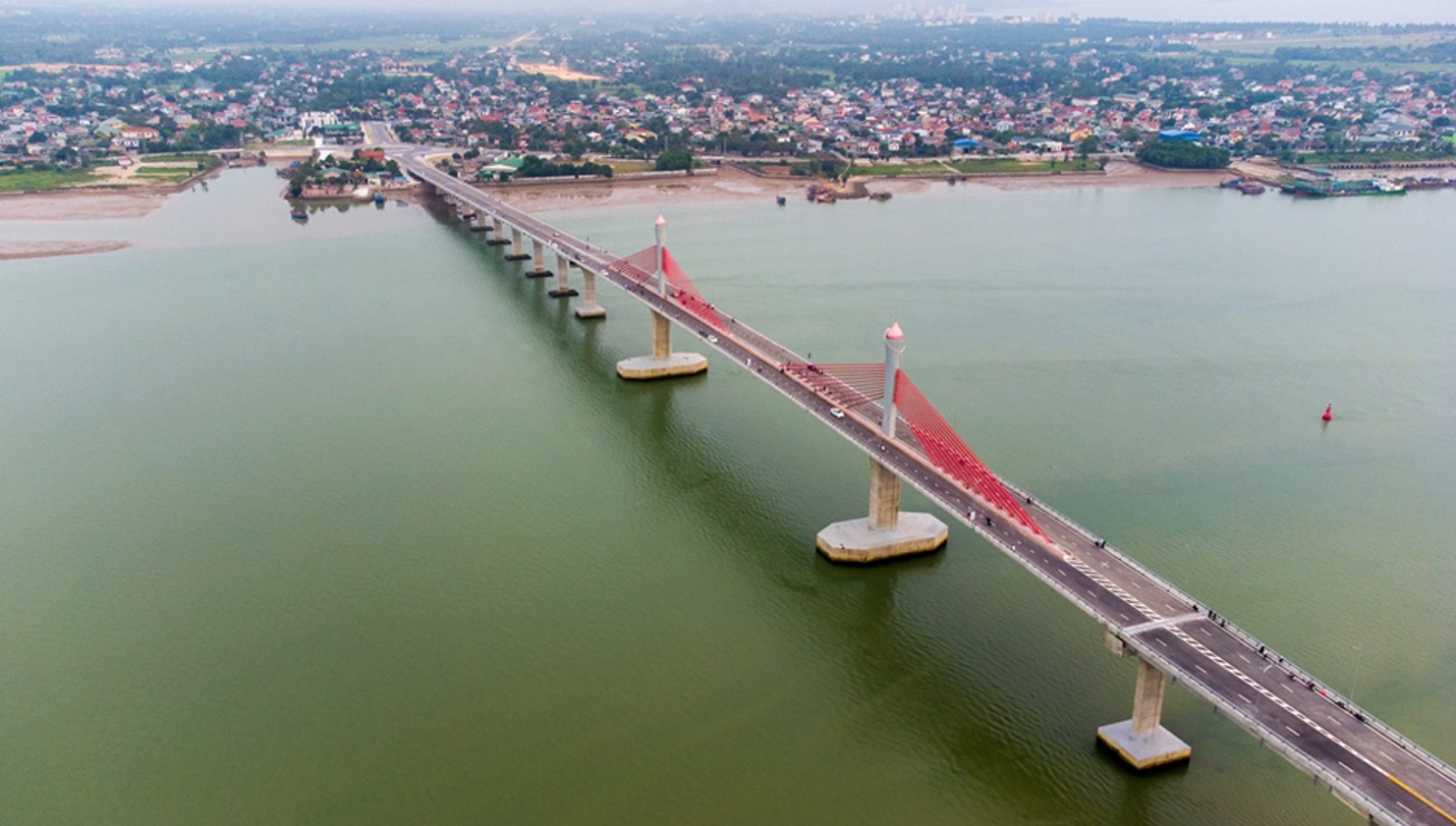 Cầu Cửa Hội kết hợp với hệ thống đường ven biển sẽ tạo thành hành lang giao thông, kinh tế đánh thức tiềm năng ven biển Nghệ An. Ảnh: Báo Nghệ An.