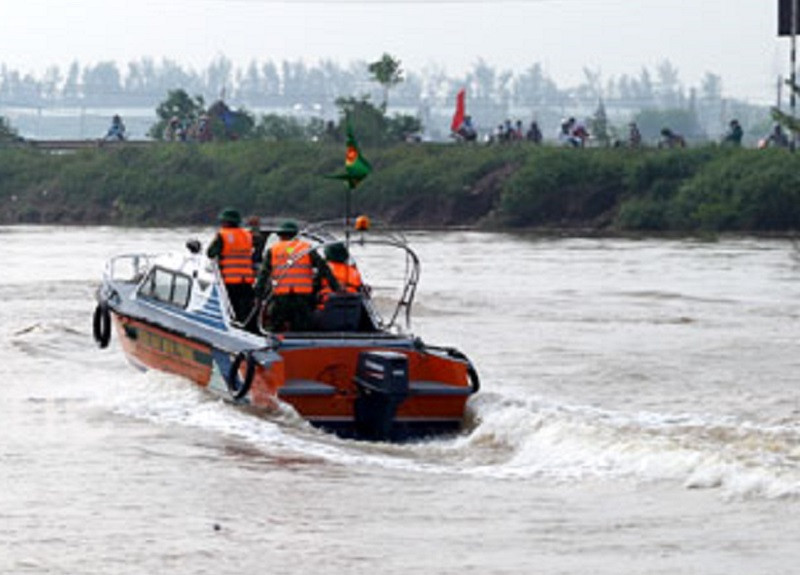 Cán bộ, chiến sĩ Đồn Biên phòng Ba Lạt tuần tra, phát hiện, xử lý tàu cá vi phạm khai thác IUU trên địa bàn.