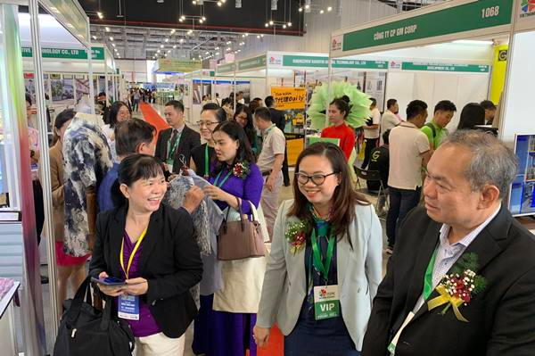 Quan khách tham quan Triển lãm ITCPE -Vietnam Texprint 2023.