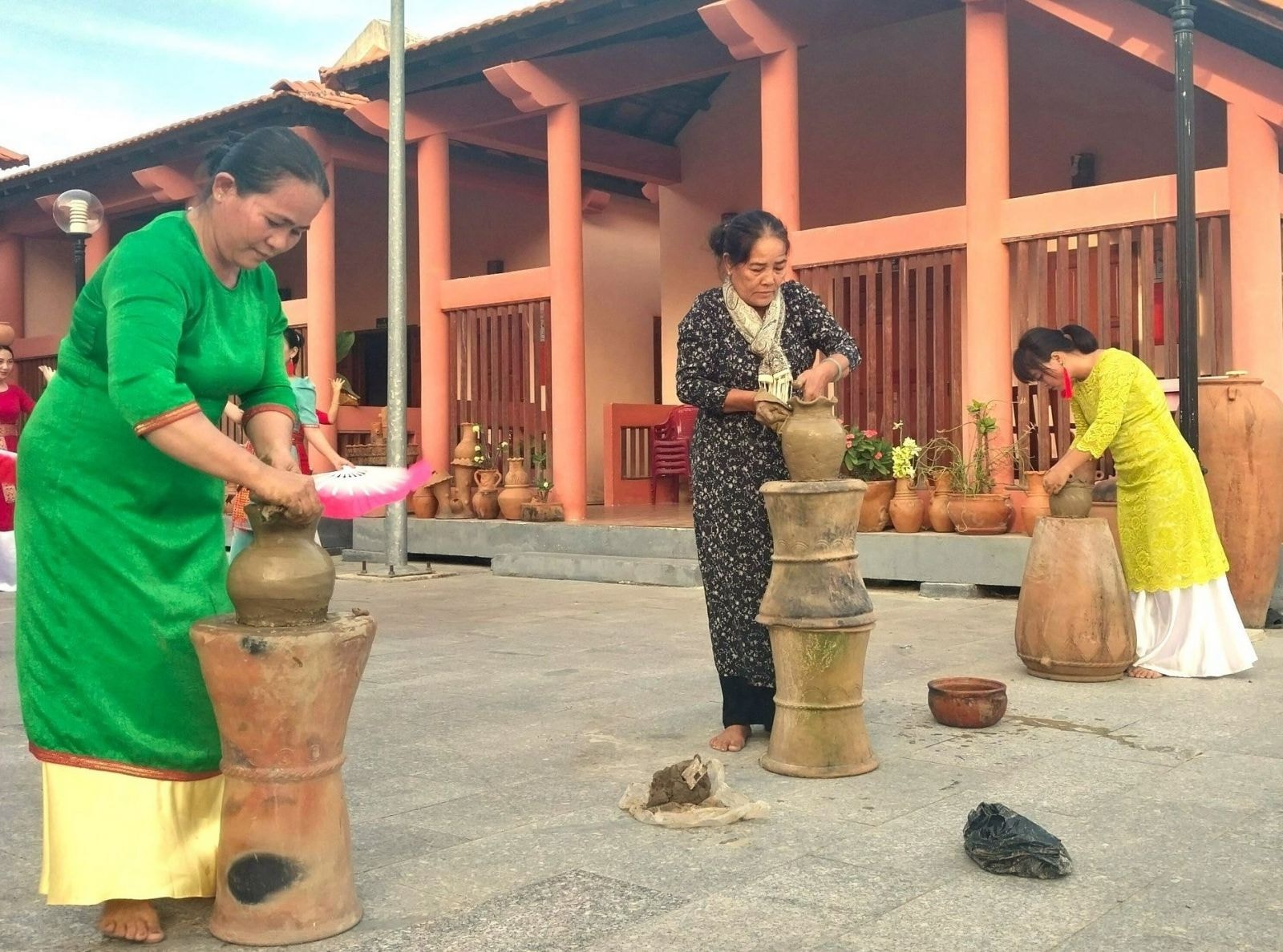 Người dân làng gốm Bàu Trúc chế tác các sản phẩm gốm truyền thống