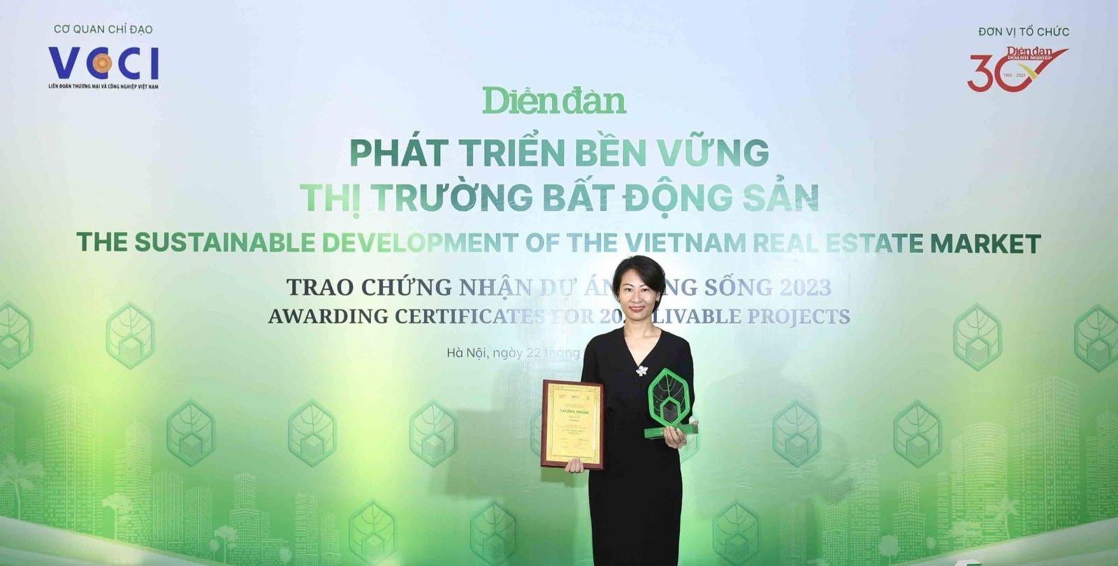 Bà Nguyễn Quỳnh Doan – Phó Tổng Giám đốc công ty Đạt Phương Hội An nhận giải khu đô thị đáng sống