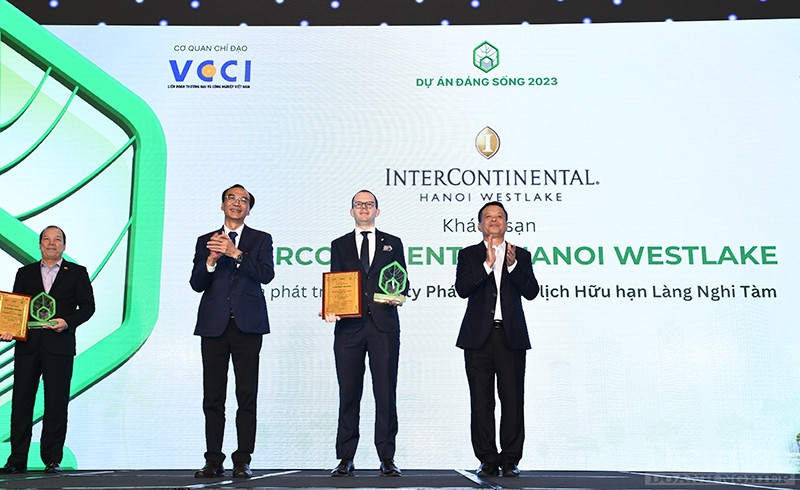 Ông Andrew Davidson – GM Khách sạn InterContinental Hà Nội Westlake; Công ty Phát triển Du lịch Hữu hạn Làng Nghi Tàm nhận chứng nhận và kỷ niệm chương từ Ban Tổ chức