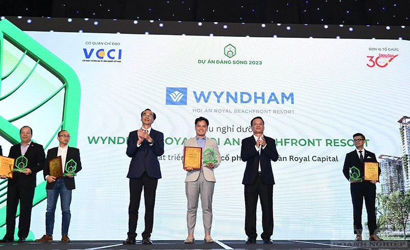 Ông Nguyễn Nhạc - Giám đốc Kinh doanh và Tiếp thị Tập đoàn Royal Capital; Công ty cổ phần Tập đoàn Royal Capital nhận chứng nhận và kỷ niệm chương từ Ban Tổ chức