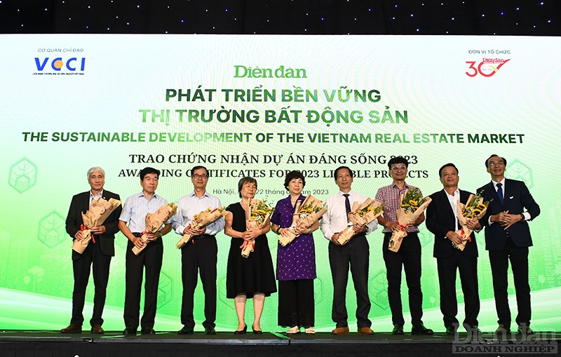 Đại diện Ban Tổ chức, ông Nguyễn Linh Anh – Phó tổng biên tập phụ trách Tạp chí Diễn đàn Doanh nghiệp tặng hoa Hội đồng Ban Giám khảo Dự án đáng sống năm 2023