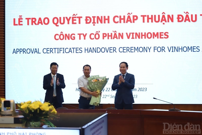 Ông Lê Tiến Châu - Bí thư Thành ủy Hải Phòng trao Quyết định chấp thuận đầu tư cho Công ty CP Vinhomes đầu tư xây dựng nhà ở xã hội