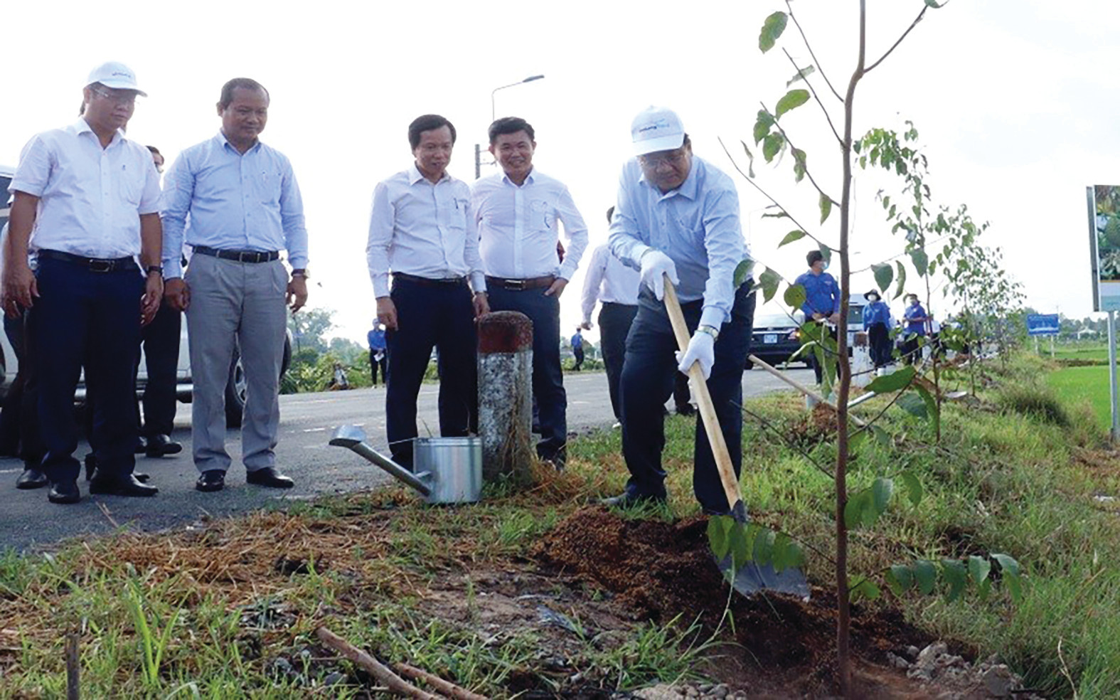  Lãnh đạo tỉnh Long An trồng cây xanh trên đường tỉnh 823, thuộc huyện Tân Trụ, tỉnh Long An.