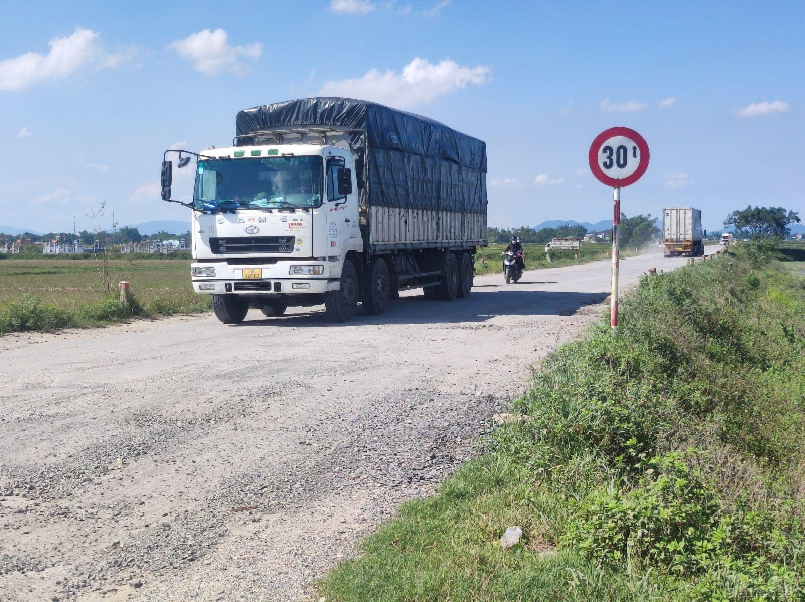 Đây là tuyến đường được cánh tài xế xe container, xe đầu kéo có tải trọng lớn “ưa thích” lựa chọn di chuyển