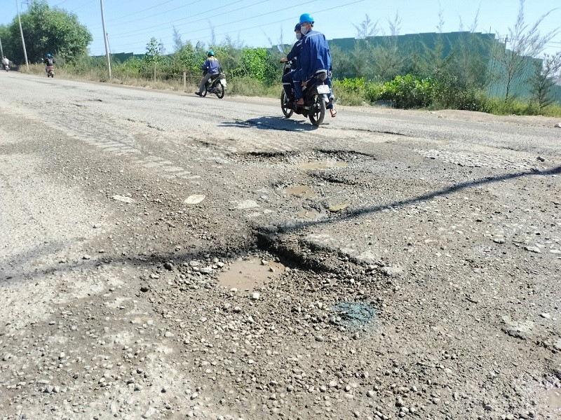 Mặt đường bong tróc kéo đài, nhiều ổ gà, ô voi xuất hiện kéo dài.