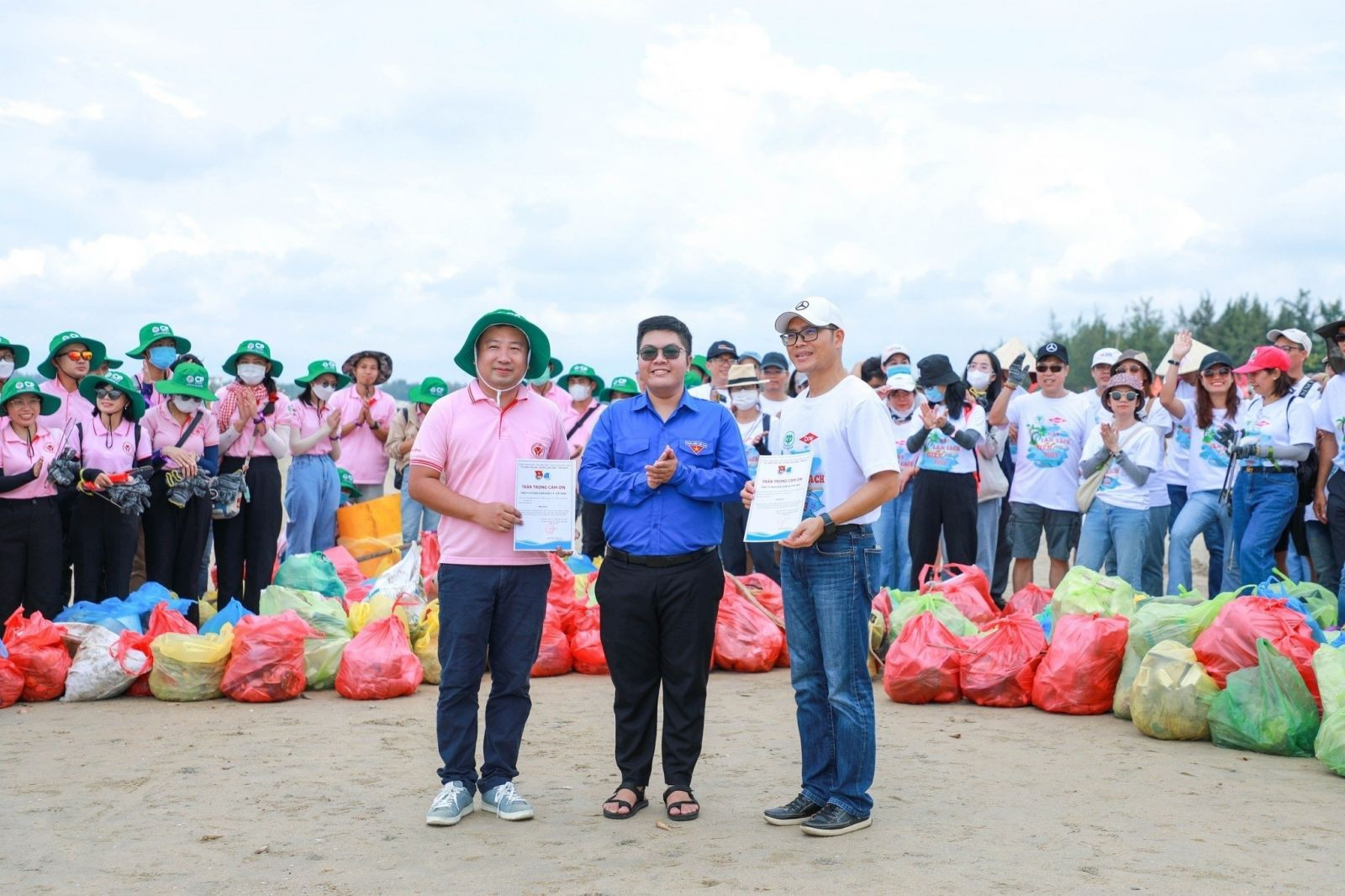 Đại diện địa phương gửi lời cảm ơn và trao giấy chứng nhận cho Công ty