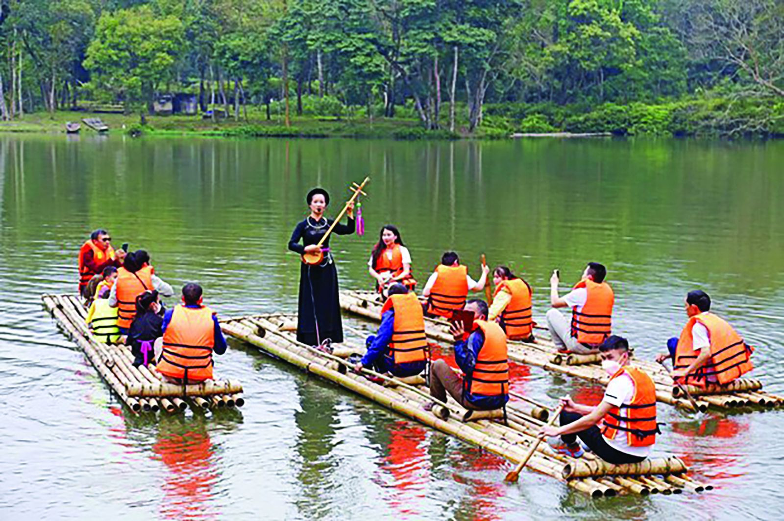  Du khách trải nghiệm bơi mảng - nghe hát Then trên hồ Nà Nưa ở xã Tân Trào, huyện Sơn Dương.