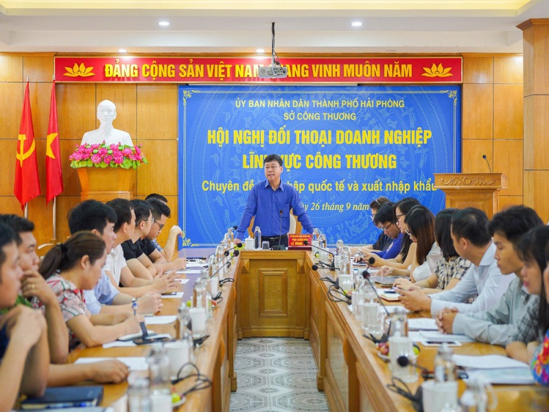 Lãnh đạo Sở Công thương Hải Phòng đối thoại cùng 30 doanh nghiệp trong lĩnh vực xuất nhập khẩu (ảnh: 