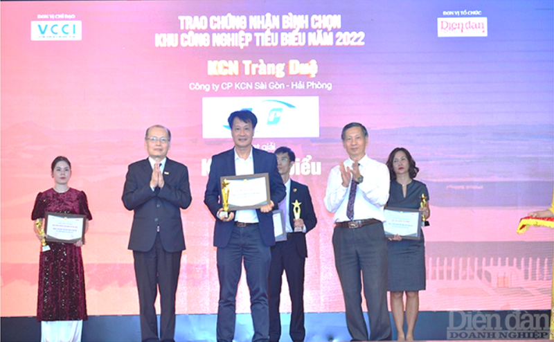 Đại diện Công ty Cổ phần KCN Sài Gòn – Hải Phòng – Chủ đầu tư KCN Tràng Duệ nhận chứng nhận và kỷ niệm chương 