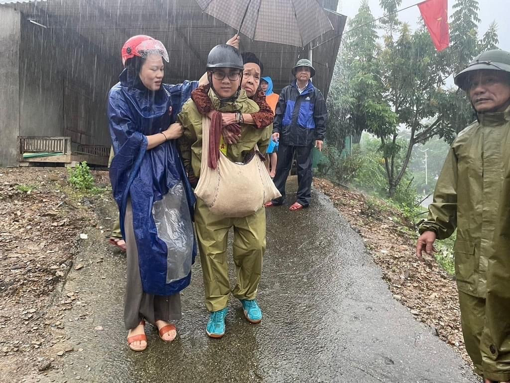 Lực lượng chức năng tham gia hỗ trợ di dời người dân ở vùng bị ngập, có nguy cơ sạt lở ra khỏi nơi nguy hiểm