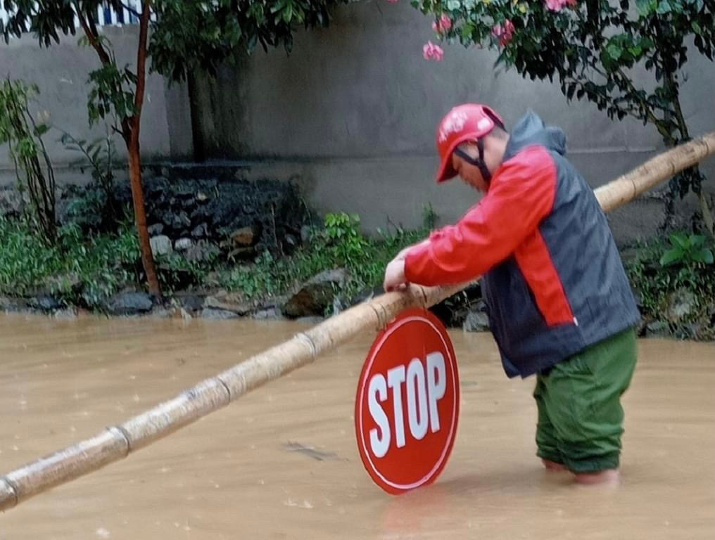 Lực lượng chức năng được điều động tới hiện trường các điểm tràn, cầu, cống...nơi có mức nước lũ đổ về dâng cao để hướng dẫn người dân di chuyển an toàn, hạn chế tối đa thiệt hại về người và tài sản do mưa lũ