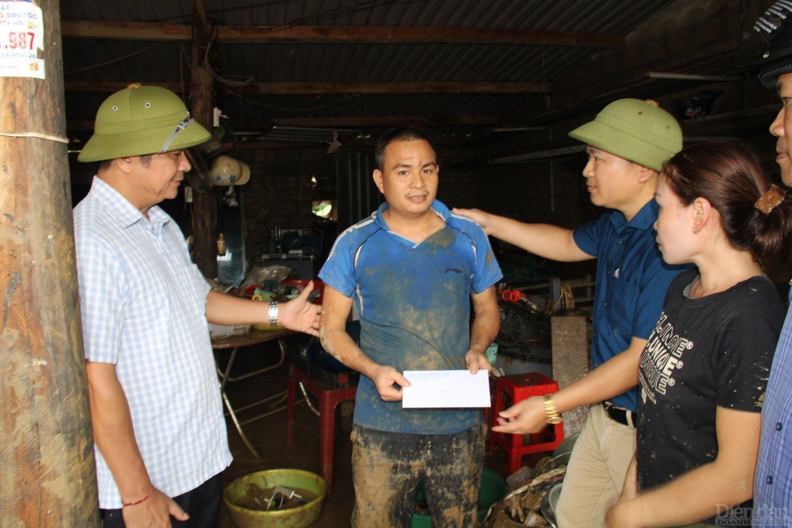 Các ban ngành chức năng, tổ chức, cá nhân...cũng đã kịp thời thăm hỏi, động viên người dân bị thiệt hại do lũ lụt gây ra