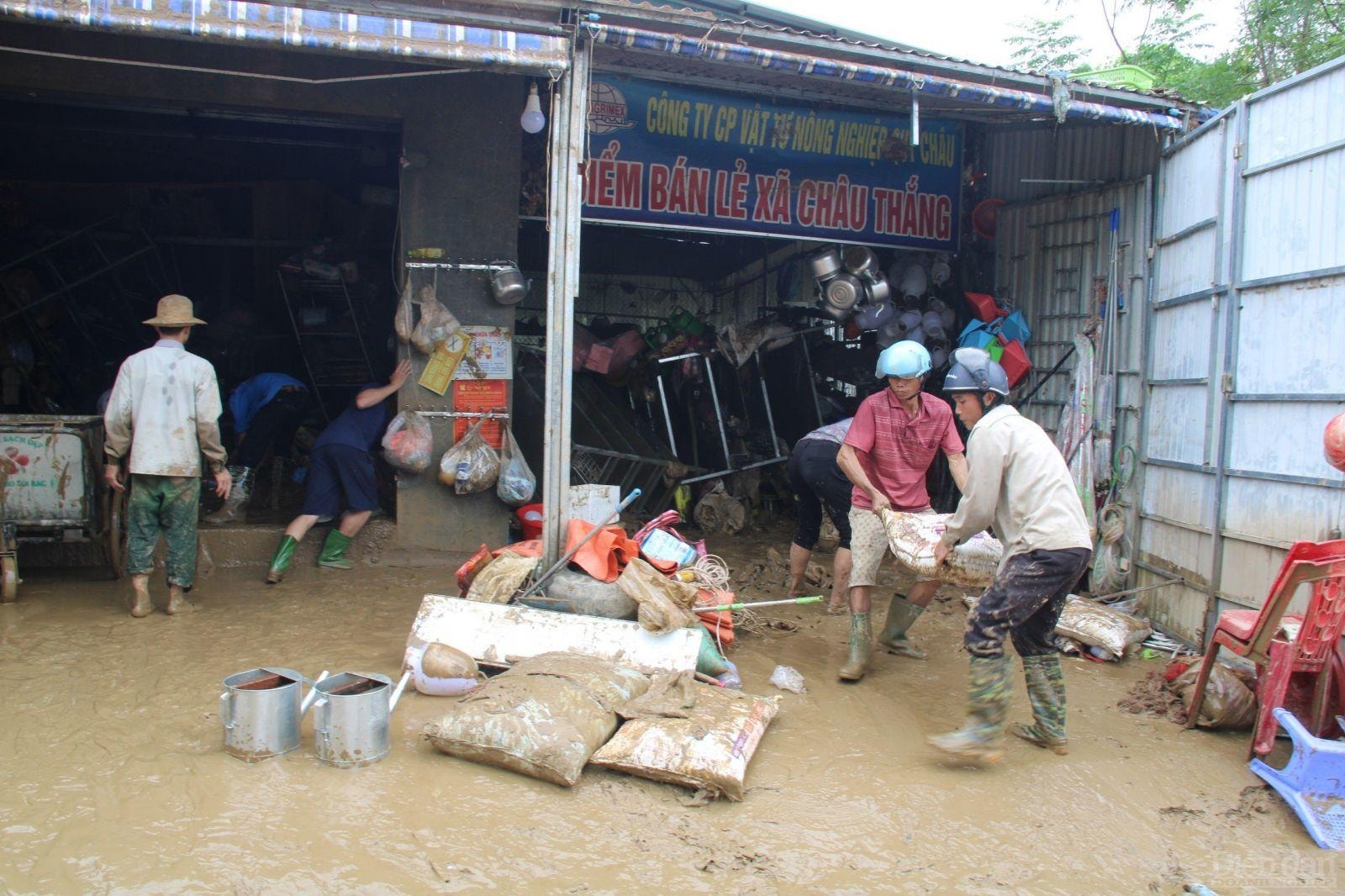 Người dân khẩn trương di chuyển tài sản để