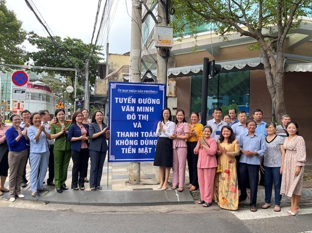 Lãnh đạo các phòng, ban TP Vũng Tàu cùng lãnh đạo phường 1 và người dân gắn biển “ Tuyến đường văn minh đô thị và thanh toán không dùng tiền mặt” tại đường Lý Tự Trọng