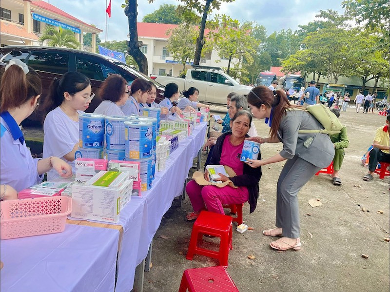 Franci Việt Nam cũng trao 50 suất học bổng cho các em học sinh nghèo vượt khó tại địa phương.