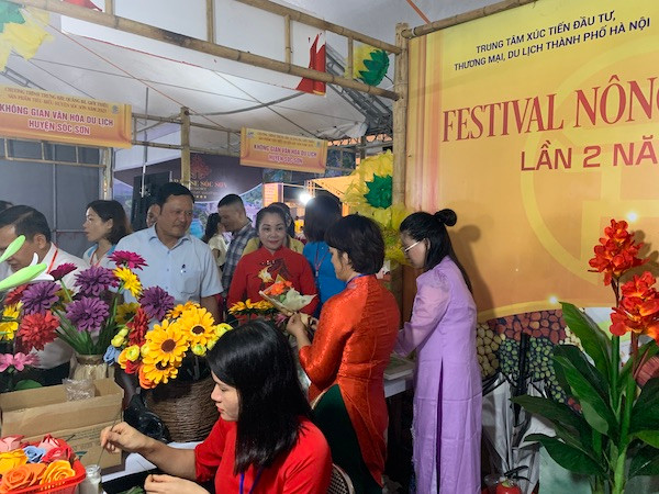 Đại diện Lãnh đạo HPA và huyện Sóc Sơn đi tham quan gian hàng tại Festival