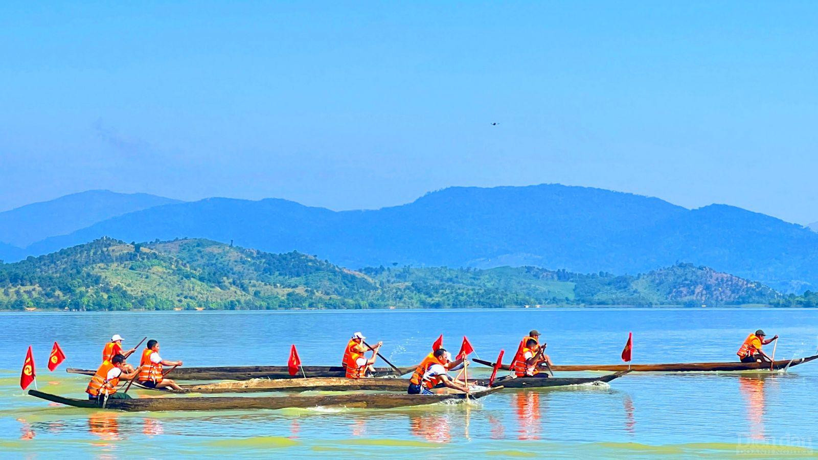 Hoạt động đua thuyền trên sống Pô Cô ở tỉnh Gia Lai trở thành hoạt động du lịch thể thao hấp dẫn